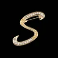 Detalle de primer plano de un broche de letra S dorado con brillantes piedras de strass - Estilo Letra S (2255) / Oro S