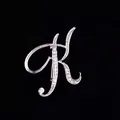 Primer plano detallado de un broche letra K de diamantes de imitación plateados - Estilo Letra K (2255) / Plata K