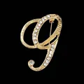 Vista detallada de un broche con la letra G bañada en oro y cristales brillantes - Estilo Letra G (2255) / Oro G