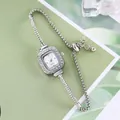 Elegante silberne quadratische Armbanduhr für Damen mit Strasslünette und Kordelzugband - Silber Weiß