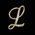 Primer plano de un elegante broche dorado con forma de L y brillantes diamantes de imitación - Estilo Letra L (2255) / Oro L