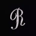Vista detallada de un broche plateado con forma de letra R y brillantes de imitación - Estilo Letra R (2255) / Plata R