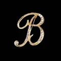 Primer plano de un broche dorado con la letra B cursiva y brillantes pedrería de cristal. - Estilo Letra B (2255) / Oro B