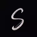 Primer plano de un elegante broche plateado con la letra S y brillantes cristales de strass - Estilo Letra S (2255) / Plateado Forma S