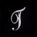 Primer plano de un elegante broche plateado con la letra T y cristales - Estilo Letra T (2255) / Plata T