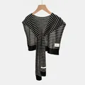 Élégant châle en tricot rayé 100 % Tencel avec motif horizontal noir et blanc - Hauts / Rayures Noir & Blanc Cassé