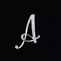 Primer plano de un elegante broche con la letra A plateada y pedrería brillante para mujer - Estilo Letra A (2255) / Plata A