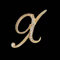 Elegante broche en tono dorado con la letra K incrustada de pedrería brillante para mujer - Estilo Letra X (2255) / Oro X