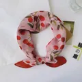Nahaufnahme eines rosa Baumwoll-Leinen-Viereckstuchs mit Kirschmuster und Stoffstruktur - 58x58cm / Rosa