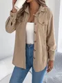 Detailansicht eines beigen Cordhemds in Oversize-Passform mit Knopfleiste und Taschen. - S / Oberteile / Khaki