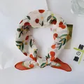Detailansicht eines Baumwoll-Leinen-Halstuchs mit rotem Kirsch- und gelbem Blumenmuster. - 58x58cm / Beigerot