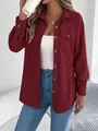 Detailansicht einer eleganten weinroten Damen-Cordjacke mit Knopfleiste und Brusttaschen - S / Oberteile / Burgunderrot