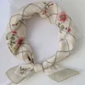 Vista dettagliata della trama floreale e a quadri vintage su un foulard quadrato annodato - Lm58-spring flower beige / 58*58cm