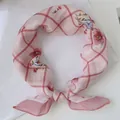 Primo piano di sciarpa a quadri rosa con fiori e un elegante nodo decorativo - Lm58-spring flower pink / 58*58cm