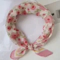 Primo piano di un foulard con stampa floreale che mostra delicati fiori rosa - Lm58-soft pink flower / 58*58cm