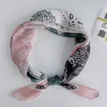 Primo piano di un foulard con stampa floreale e dettagli paisley rosa e verde ottanio - Lm58-add and subtract cashew nuts and pink edges / 58*58cm
