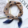 Dettaglio di un foulard in seta a pois annodato come accessoire moda per il collo - Lm58 - polka dot center frame, brown-yellow base / 58*58cm