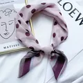 Primo piano elegante di una sciarpa di seta rosa a pois con trama e motivi morbidi - Lm58 - polka dot center frame - foundation / 58*58cm