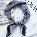Dettaglio ravvicinato della sciarpa quadrata grigia a pois con eleganti bordi a righe - Lm58 - polka dot center frame, dark grey base / 58*58cm