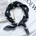Dettaglio di un foulard quadrato a pois bianco e nero annodato come un fazzoletto - Lm58 - polka dot center frame, black base / 58*58cm