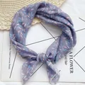 Primo piano di un morbido foulard a fiori color lavanda annodato con stile estivo - Lm58 - duckweed leaf blue leaf / 58*58cm