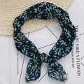 Dettaglio di un foulard blu navy con stampa floreale annodato su un cappello di paglia - Lm58 - duckweed leaf green / 58*58cm