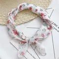 Dettaglio di un fazzoletto da collo bianco con stampa floreale annodato per l'estate. - Lm58-moonflower / 58*58cm