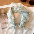 Vue détaillée d'un petit foulard à fleurs bleues noué sur un t-shirt blanc - Lm58-buddleja Davidii / 58*58cm