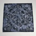 Vista dall'alto di una bandana blu scuro tie-dye con intricati motivi floreali paisley bianchi - Lm58-paisley waist flower blue / 58*58cm