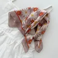 Primo piano di un elegante foulard quadrato con stampa a margherite su abito. - Lm58 - white chrysanthemum & little red flower - khaki / 58*58cm