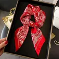 Foulard quadrato in seta rossa con motivo paisley legato a fiocco - 70*70cm / Rosso (FJ917-2)
