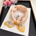 Primo piano di un foulard quadrato con stampa floreale color pesca su un vassoio - Lm58-fanghua orange / 58*58cm