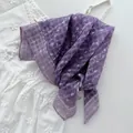 Dettaglio di un foulard viola a fiori posato su un abito bianco elegante per donna - Lm58 - shadow flower purple / 58*58cm