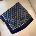 Vista dettagliata di un foulard quadrato blu navy con stampa floreale su sfondo bianco - Lm58 - diamond flower, navy blue / 58*58cm