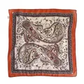 Elegante sciarpa quadrata in simil seta con bordi arancioni e un motivo paisley fine - Lm58 - cashew vine with red border / 58*58cm