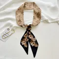 Elegante smalle zijden sjaal met vintage bloemenprint in beige en zwart haarlint - Donkere Roos