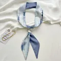 Lange smalle zijden sjaal met blauw en wit landschapsprint, gepresenteerd in een knoop - Eenzame schaduw op de koude rivier