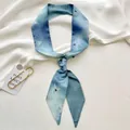 Elegante blauwe lange smalle zijden sjaal met kraanvogelprint voor haar en nek - Kraanvogel