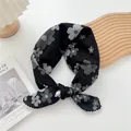 Schwarzes Baumwolltuch mit weißem Blumenmuster und feiner Spitzenkante am Rand. - 68x68cm / Patch Blume Schwarz (DQ70)