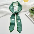 Elegante groene smalle zijden sjaal met Schorpioen sterrenbeeld voor haar, tas of nek - Schorpioen