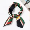 Vintage Seidenquadrat-Halstuch für Damen mit grün-roten Streifen - 50x50cm / Red Green Crisscross Twill