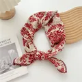 Klassisches Baumwoll-Halstuch mit rotem Blumenmuster und Spitzenbesatz für den Sommer - 68x68cm / Ranke Rot (DQ70)