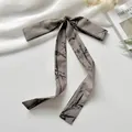Elegante grijze smalle sjaal met zwarte bamboedruk voor haarband of als modeaccessoire - Inkt Bamboepalm