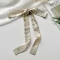 Elegante groene zijden haarlint met subtiele bloemenprint en lichte sjaal voor dames - Zwemmende Vis En Kleine Bloem