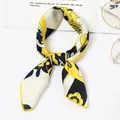 Modisches Seidentuch mit gelb-schwarzem Muster und Vintage-Graffiti-Design für Damen - 50x50cm / Yellow Oliver