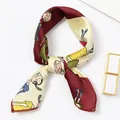 Kleines Seidenquadrattuch mit Vintage-Cartoon-Muster in Weinrot und Gelb für Hals - 50x50cm / Jujube Red Oliver