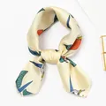 Eleganter cremefarbener Seidenschal mit buntem Vogel- und Blattmuster für Damen. - 50x50cm / Beige Parrot
