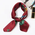 Eleganter weinroter Seidenschal mit grünem Blattmuster für Damen Mode Accessoires - 50x50cm / Wine Red Parrot