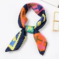 Stilvolles Seidentuch mit buntem geometrischem Pixel-Muster für modische Accessoires - 50x50cm / Regenbogen-Diamant