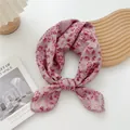Eleganter floraler rosa Baumwollquadrat-Schal mit zartem Spitzenbesatz für die Damenmode - 68x68cm / Dreiblättrig Rosa (DQ70)